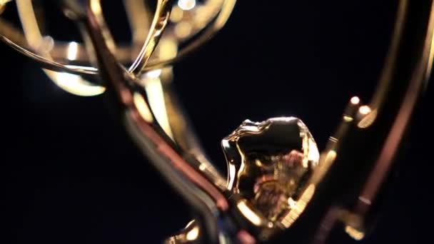 Premio Emmy Girar mirando hacia arriba — Vídeo de stock