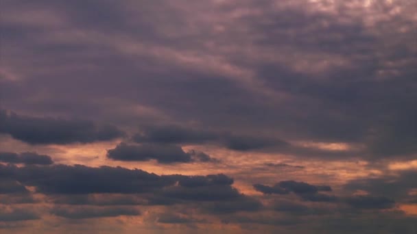 Nuages violets se déplaçant dans deux directions — Video