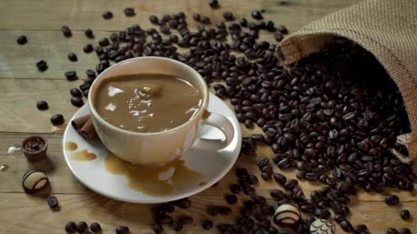 Cubo de açúcar salpicando no café com creme na xícara de café — Vídeo de Stock