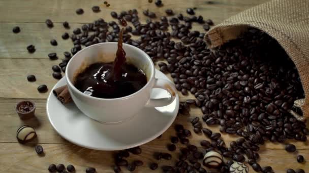 Zuckerwürfel spritzt in heißem schwarzen Kaffee in Zeitlupe — Stockvideo