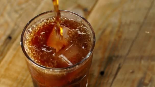 Cola soda derramando em vidro de soda — Vídeo de Stock