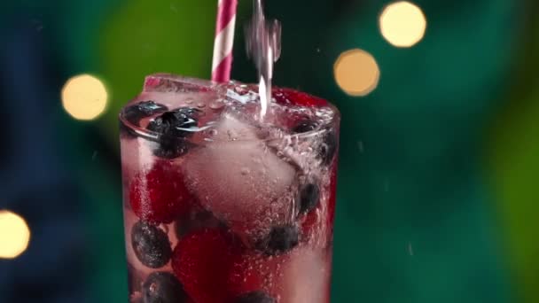 Tropikalny napój jagodowy Splash w zwolnionym tempie lodu — Wideo stockowe