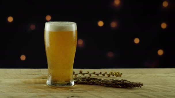 Salpicaduras de cerveza en vaso de cerveza — Vídeos de Stock