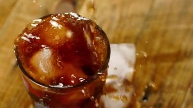 Kola Gazozu ve Buz Küpü Bardakta Sıçrıyor