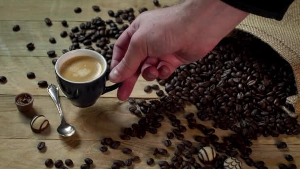 Cappuccino Κύπελλο τοποθετείται σε ξύλινο τραπέζι — Αρχείο Βίντεο