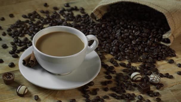 Salpicaduras de terrones de azúcar en café con leche cremosa — Vídeo de stock