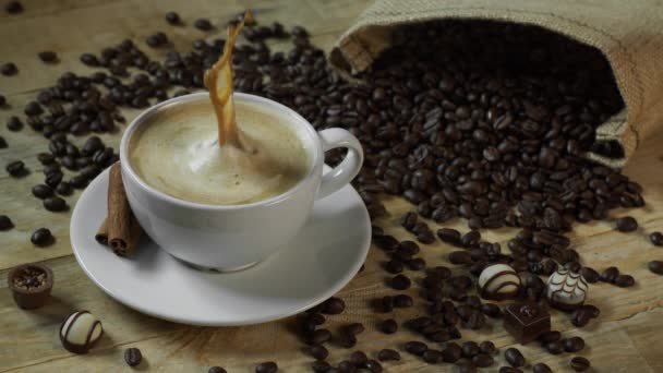 Socker kub Stänk i Café Latte kaffe — Stockvideo