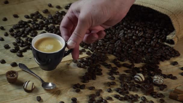 Kırsal Ahşap Masa 'ya Cappuccino yerleştiriliyor — Stok video