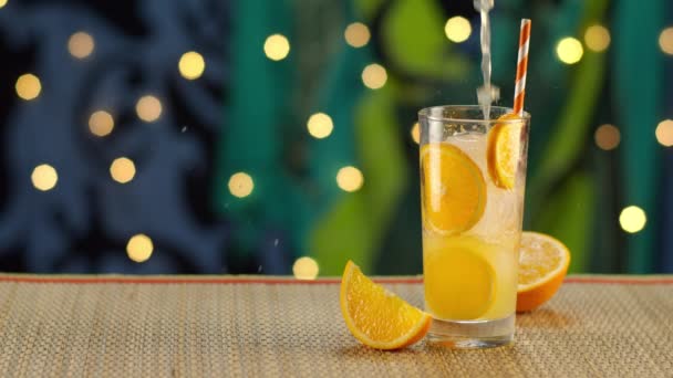 Tropikalny napój pomarańczowy w lodzie — Wideo stockowe