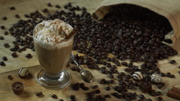 Zimtstange in Fancy Latte gesteckt — Stockvideo