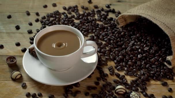 Gotejamento lento do movimento do café na xícara de café — Vídeo de Stock