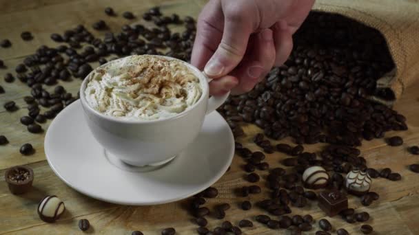 Delicioso Café Latte Treat colocado en la mesa de madera — Vídeo de stock