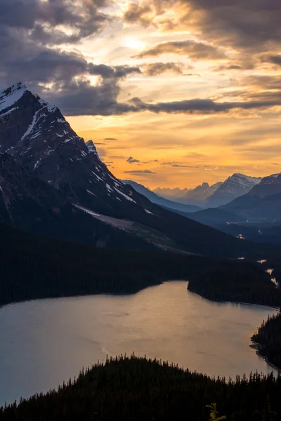 Prachtige zonsondergang in de bergen van de rockies. — Stockfoto