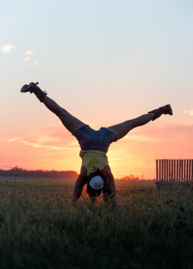 Amut'nde Günbatımı yapıyor kız