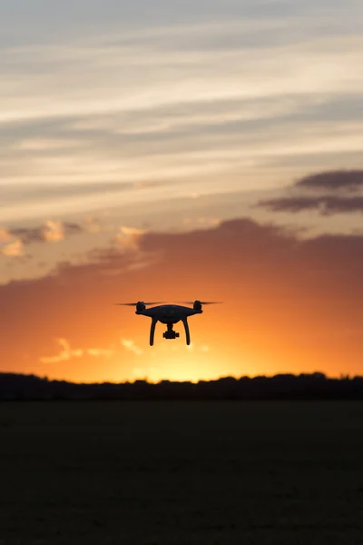 Turuncu günbatımı karşı kontrast dron