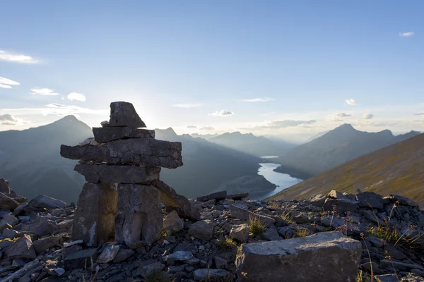 Inukshuk taş heykel hiking Trail zirvesinde