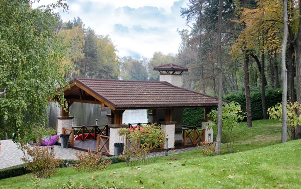 Uma casa no lago — Fotografia de Stock