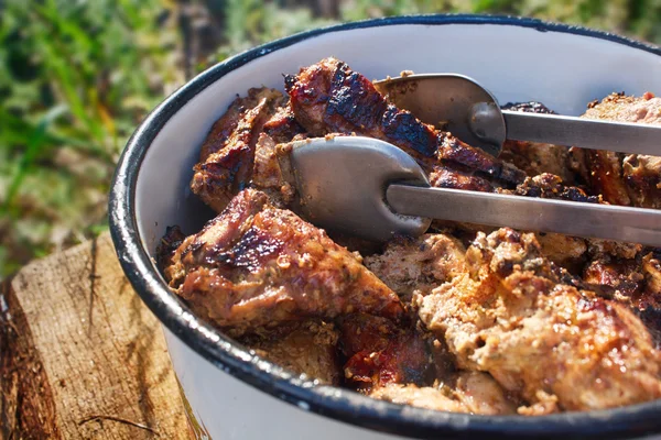 Cozido carne saborosa no pote na madeira — Fotografia de Stock