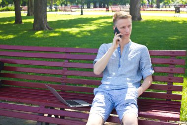 Adam telefonu ve dizüstü