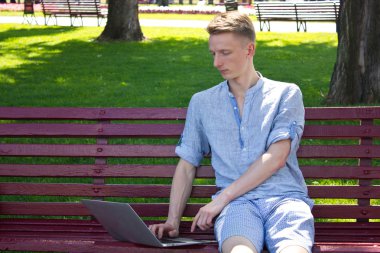 Kucak tepe kullanan genç adam 