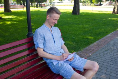 Genç adam not almak