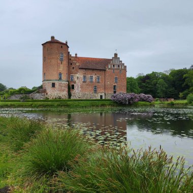 Eski kırmızı tuğlalı Torup Kalesi ve hendeği