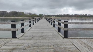 Yıpranmış ahşap iskele uzak kıyılara ulaşıyor - Rydeback