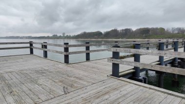 Orman kıyısındaki su üzerindeki ahşap izleme platformu Rydeback