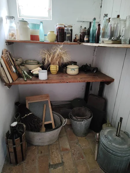 Klasik ev eşyalarıyla dolu eski moda kiler.