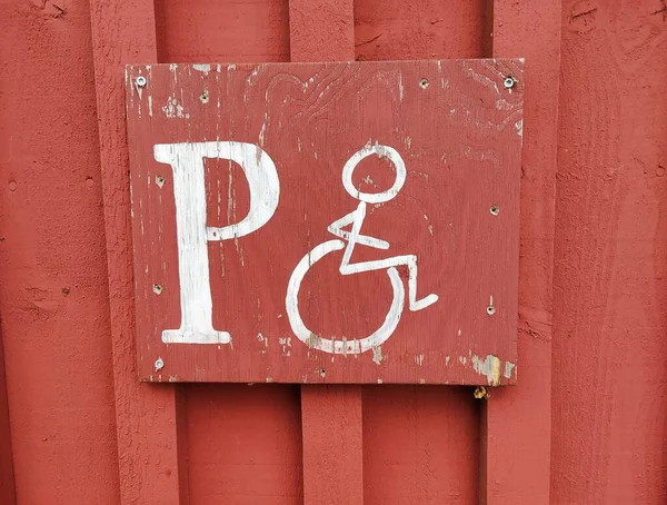 Engelli park yeri için kırmızı bir işaret
