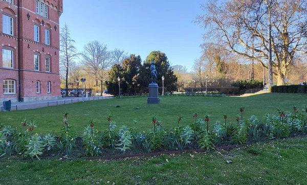 Heykeli olan Malmö Halk Kütüphanesi Parkı