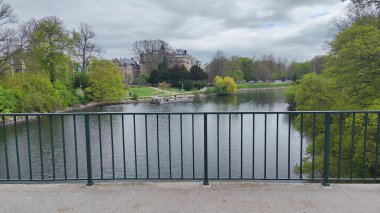Kungsparken 'deki Malmö parkında bir manzara