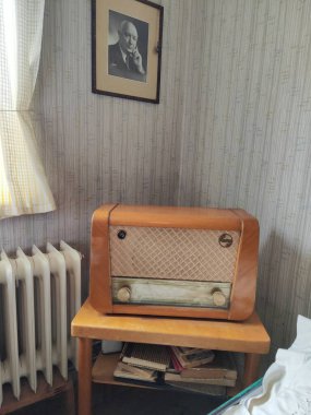 Eski ahşap radyo ve yukarıda çerçeveli bir portre