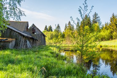 köyde sahildeki eski ev