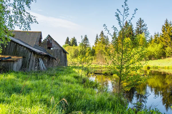 köyde sahildeki eski ev