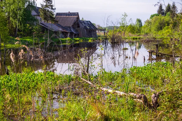 gölün kıyısında bir ev