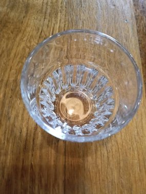 Ahşap kafe restoranının tepesindeki boş bardakta su içilir. Yüksek kalite fotoğraf