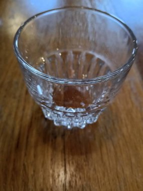 Kafe restoranındaki boş bardaklar su içiyorlar. Yüksek kalite fotoğraf