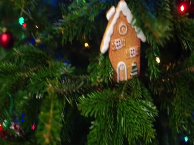 Bayramlık Dekorasyonlar, Sıcak Kış Gösterimi Süslü Çam dalları ve Zencefilli Ekmek Evi Yılbaşı ağacı Noel ağacı atmosferi. Yüksek kaliteli HD görüntüler