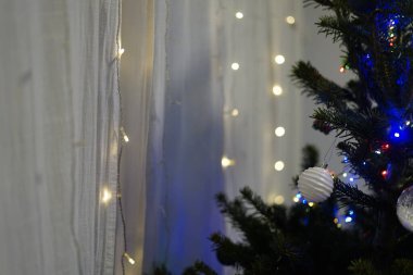 Dekorasyonlu ağaç ve yumuşak ışıklandırma ortamı olan özel bir alan. Yılbaşı, Noel, aile, sıcak atmosfer tatili, kutlama. Yüksek kalite fotoğraf