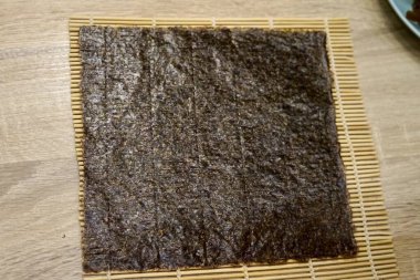 Suşi hasırında iki nori yaprağı hazır ahşap masa mutfağı geleneksel Japon mutfağı.