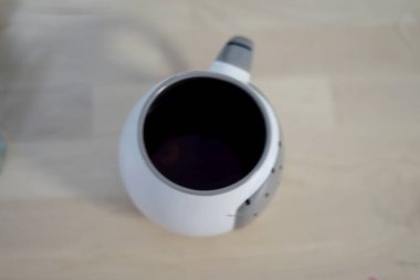 Beyaz Kupa Minimum Masa Sahnesi, Seramik Kupa Karanlık Sıvı Işık Üzerine Yumuşak Güneş Işığı Gölgesi