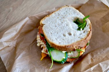 Füme somon salatalıklı sandviç, vişneli domates ve kepekli ekmekli marul.