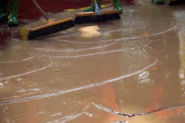 Bir sabah, büyük miktarda çamurlu suyu temizlemeye çalıştılar. Fırçalarla ve işçilerin tazyikli suyla temizlemeye çalıştılar..