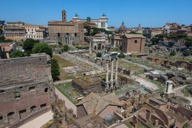 Roma Forumu 'nun Palatine Hill bakış açısıyla, güneşli bir yaz gününde, bazı insanların sokaklarda gezinmesiyle...