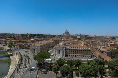 Roma 'daki Castel Sant' Angelo 'dan, Via della Conciliazione ve Vatikan' ın solundaki Tiber Nehri 'nin manzarası, sokaklar ve insanlar geziniyor, mavi gökyüzü olan bir yaz günü