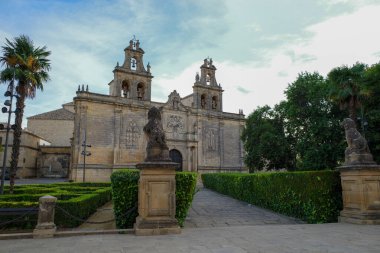 Santa Mara de los Reales Alczares Bazilikası 'nın inşası, bahçeler ve iki aslan heykeli.
