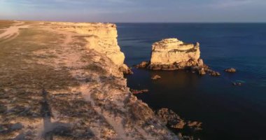 Karadeniz kıyısındaki güzel kayalar. Kırım Cumhuriyeti 'nin manzarası ve doğası