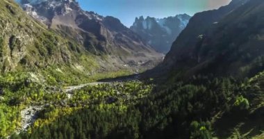 Dağ nehri, yüksek kayalıklı, pitoresk bir vadi. Kuzey Kafkasya 'nın manzarası ve doğası. Rusya 'da seyahat