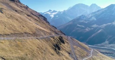 Elbrus Dağı civarındaki yüksek dağların güzel bir manzarası. Manzaranın ve Kuzey Kafkasya 'nın doğasının insansız hava aracı saldırısı